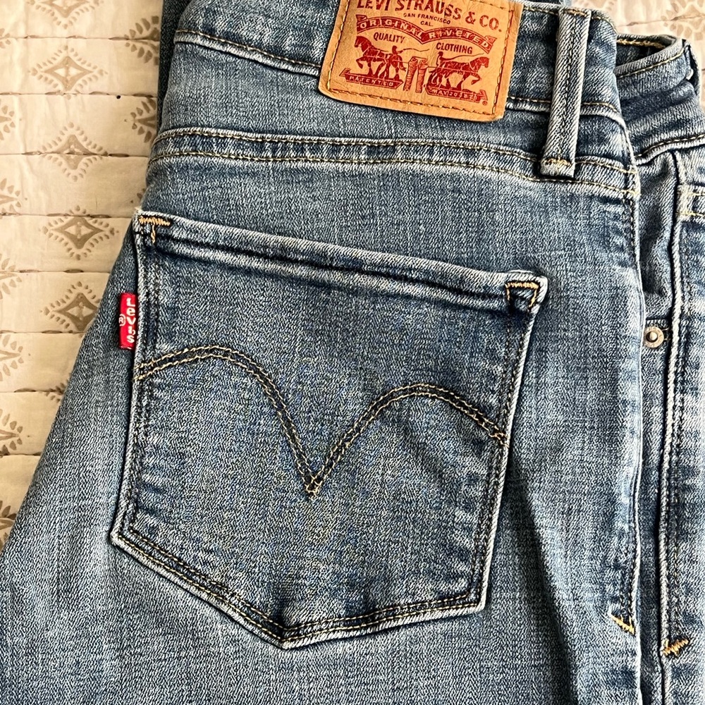 Levi's Mid Rise Skinny Jeans in Blue Denim with Gold Stitching